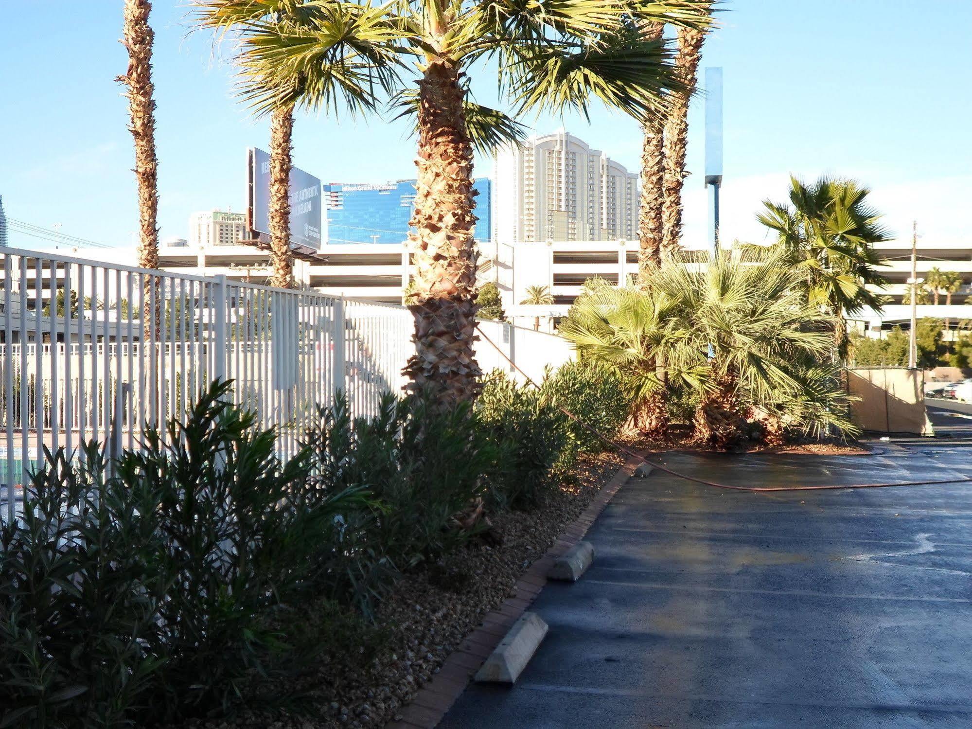 Howard Johnson By Wyndham Las Vegas Near The Strip Motel Exterior photo